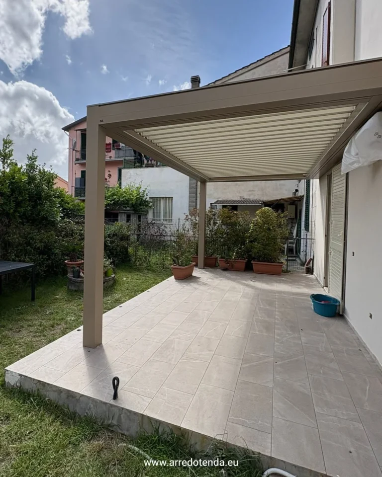 Pergola bioclimatica su zona living esterna